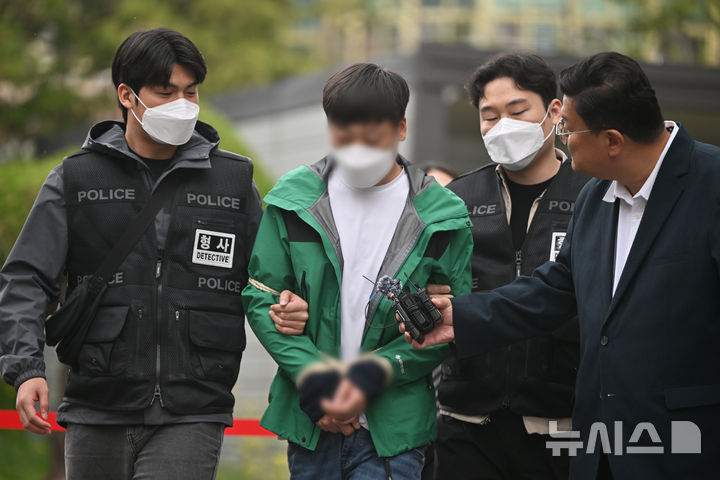 [해남=뉴시스] 이영주 기자 = 14일 오후 전남 해남군 광주지법 해남지원에서 업무상실화 혐의를 받는 중국인 이주노동자 30대 남성 A씨가 구속 전 피의자 심문(영장실질심사)을 받은 뒤 나오고 있다. 2026.04.14. leeyj2578@newsis.com