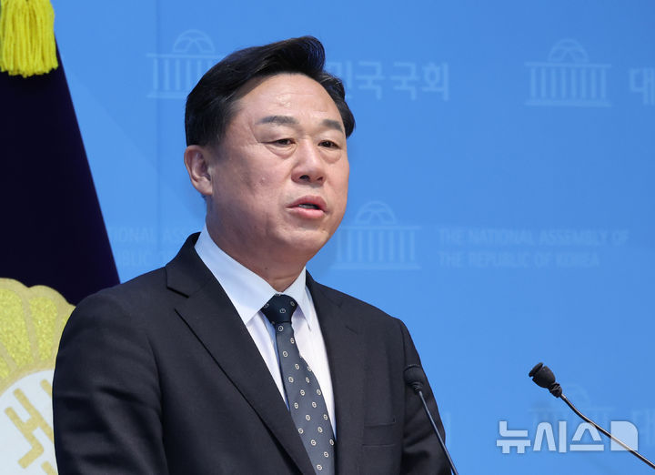 [서울=뉴시스] 김금보 기자 = 김종훈 진보당 울산시장 예비후보가 14일 오후 서울 여의도 국회 소통관에서 진보진영 단일화 관련 기자회견을 하고 있다. 2026.04.14. kgb@newsis.com