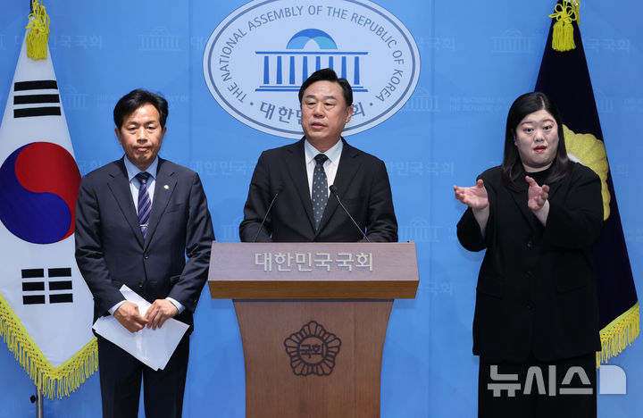 [서울=뉴시스] 김금보 기자 = 김종훈 진보당 울산시장 예비후보가 14일 오후 서울 여의도 국회 소통관에서 진보진영 단일화 관련 기자회견을 하고 있다. 2026.04.14. kgb@newsis.com