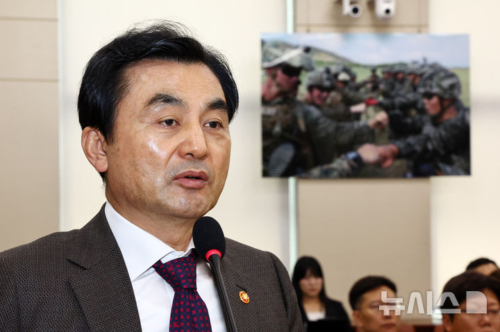 [서울=뉴시스] 김명년 기자 = 안규백 국방부 장관이 14일 오후 서울 여의도 국회 국방위원회 전체회의에서 발언하고 있다. 2026.04.14. kmn@newsis.com
