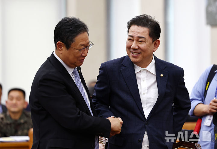 [서울=뉴시스] 김명년 기자 = 김병기 무소속 의원이 14일 오후 서울 여의도 국회 국방위원회 전체회의에서 황희 더불어민주당 의원과 대화하고 있다. 2026.04.14. kmn@newsis.com