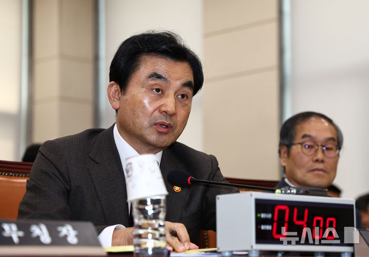 [서울=뉴시스] 김명년 기자 = 안규백 국방부 장관이 14일 오후 서울 여의도 국회 국방위원회 전체회의에서 의원 질의에 답변하고 있다. 2026.04.14. kmn@newsis.com