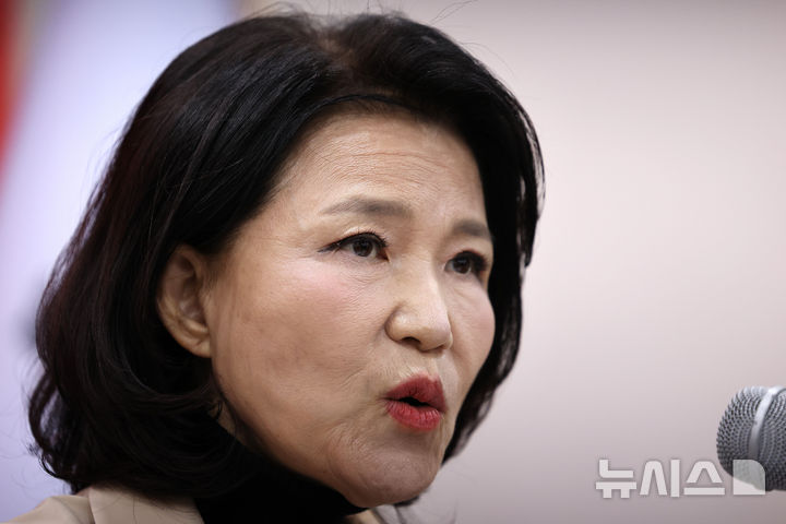 [대구=뉴시스] 이무열 기자 = 국민의힘 대구시장 경선에서 컷오프(공천 배제)된 이진숙 전 방송통신위원장이 14일 대구 수성구 국민의힘 대구시당에서 입장 발표 기자회견을 하고 있다. 2026.04.14. lmy@newsis.com