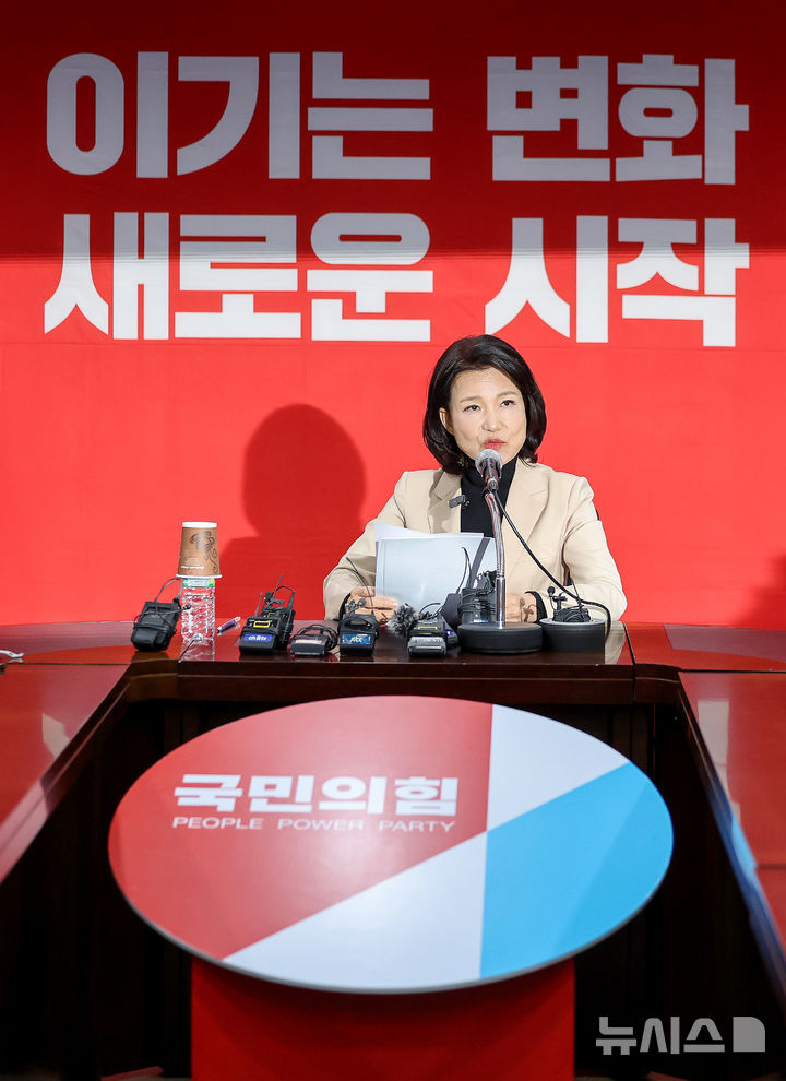 [대구=뉴시스] 이무열 기자 = 국민의힘 대구시장 경선에서 컷오프(공천 배제)된 이진숙 전 방송통신위원장이 14일 대구 수성구 국민의힘 대구시당에서 입장 발표 기자회견을 하고 있다. 2026.04.14. lmy@newsis.com