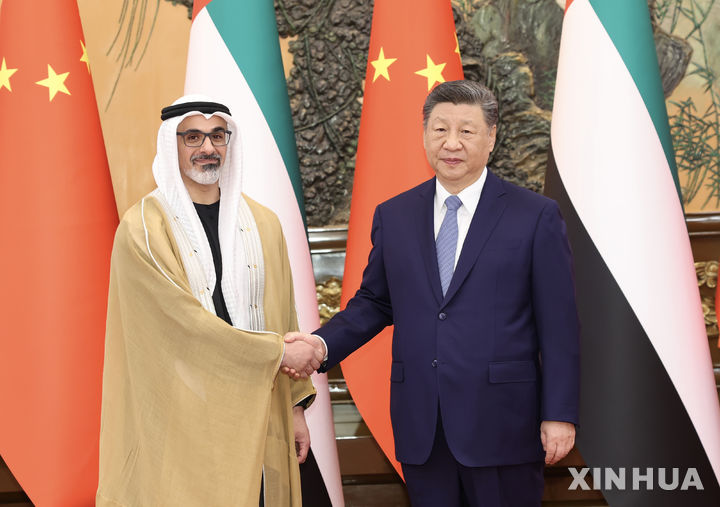 [베이징=신화/뉴시스] 시진핑 중국 국가주석이 14일 베이징 인민대회당에서 칼리드 빈 모하메드 알 나흐얀 아랍에미리트연합(UAE) 아부다비 왕세자와 만나 악수하고 있다. 2026.04.14