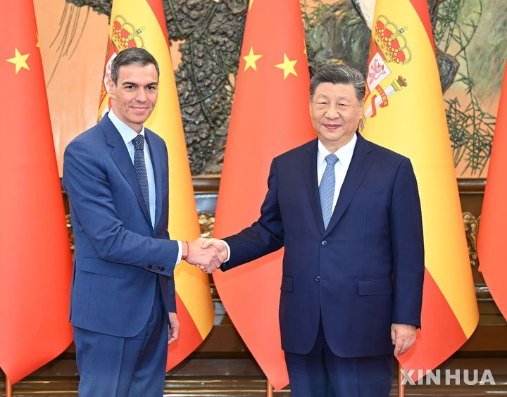 [베이징=신화/뉴시스] 시진핑(오른쪽) 중국 국가주석이 14일(현지 시간) 중국 베이징 인민대회당에서 페드로 산체스 스페인 총리와 회담 전 악수하고 있다. 2026.04.14.