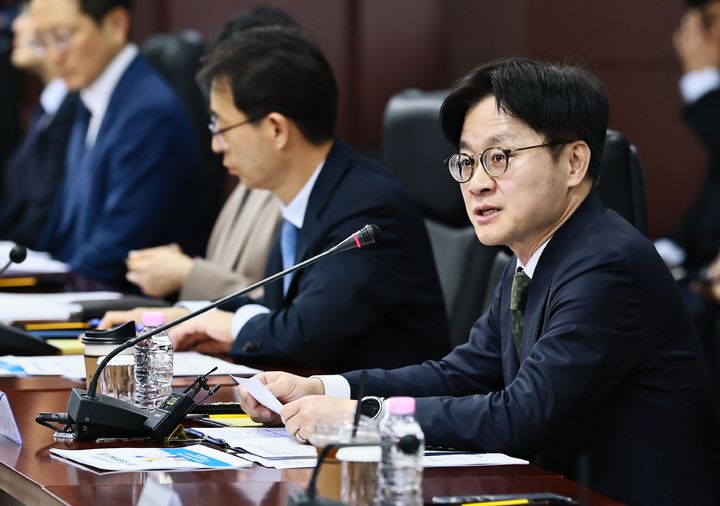 [서울=뉴시스] 김정관 산업통상부 장관이 14일 오후 서울 종로구 한국무역보험공사에서 열린 '상생 무역금융 확산 간담회 및 소비재 공급망 보증 협약식'에 참석해 발언하고 있다. (사진=산업통상부 제공) 2026.04.14. photo@newsis.com *재판매 및 DB 금지