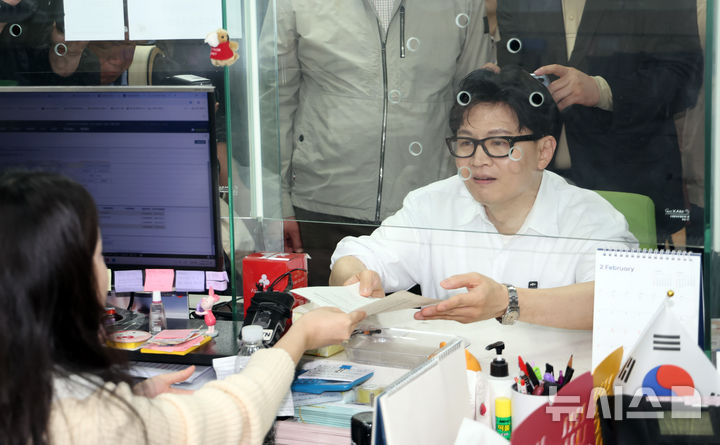  [부산=뉴시스] 하경민 기자 = 한동훈 전 국민의힘 대표가 14일 부산 북구 만덕2동행정복지센터에서 전입신고를 하고 있다. 2026.04.14. yulnetphoto@newsis.com