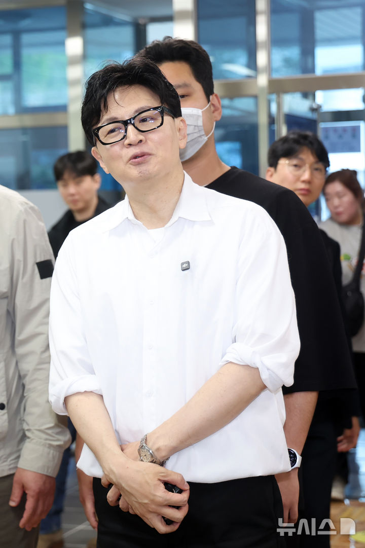  [부산=뉴시스] 하경민 기자 = 한동훈 전 국민의힘 대표가 14일 부산 북구 만덕2동행정복지센터에서 전입신고를 하기에 앞서 소감을 밝히고 있다. 2026.04.14. yulnetphoto@newsis.com