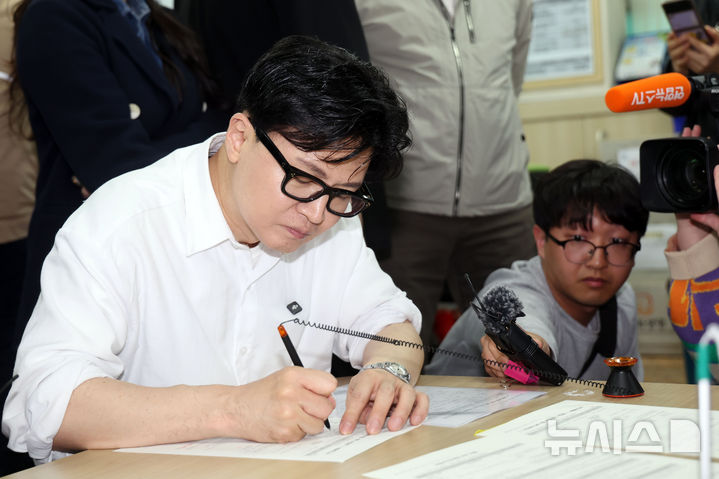  [부산=뉴시스] 하경민 기자 = 한동훈 전 국민의힘 대표가 14일 부산 북구 만덕2동행정복지센터에서 전입신고를 하고 있다. 2026.04.14. yulnetphoto@newsis.com