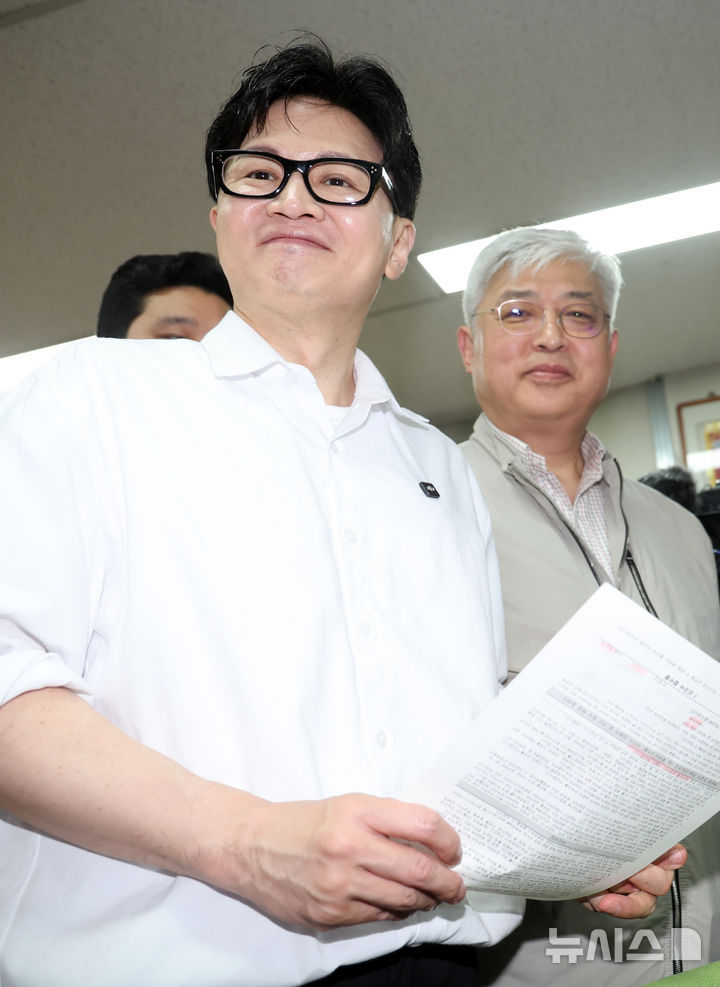  [부산=뉴시스] 하경민 기자 = 한동훈 전 국민의힘 대표가 14일 부산 북구 만덕2동행정복지센터에서 전입신고를 하고 있다. 2026.04.14. yulnetphoto@newsis.com