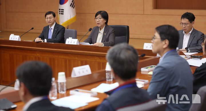 [서울=뉴시스] 김선웅 기자 = 정은경 보건복지부 장관이 14일 서울 종로구 정부서울청사에서 열린 2026년도 제3차 국민연금기금운용위원회에서 모두발언을 하고 있다. 2026.04.14. mangusta@newsis.com