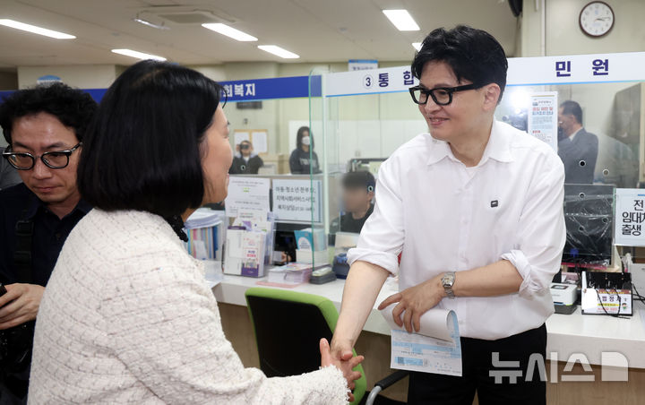  [부산=뉴시스] 하경민 기자 = 한동훈 전 국민의힘 대표가 14일 부산 북구 만덕2동행정복지센터에서 전입신고를 한 뒤 시민과 인사하고 있다. 2026.04.14. yulnetphoto@newsis.com