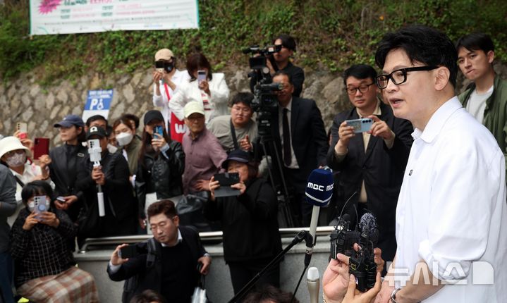  [부산=뉴시스] 하경민 기자 = 한동훈 전 국민의힘 대표가 14일 부산 북구 만덕2동행정복지센터에서 전입신고를 한 뒤 소감을 밝히고 있다. 2026.04.14. yulnetphoto@newsis.com