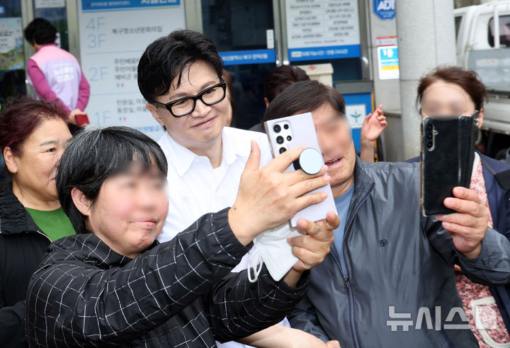  [부산=뉴시스] 하경민 기자 = 한동훈 전 국민의힘 대표가 14일 부산 북구 만덕2동행정복지센터에서 전입신고를 한 뒤 주민들과 기념사진을 찍고 있다. 2026.04.14. yulnetphoto@newsis.com