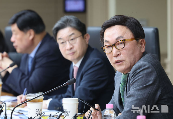 [서울=뉴시스] 권창회 기자 = 총수 일가가 운영하는 골프장에 일감을 몰아준 혐의를 받는 미래에셋그룹 계열사들에 무죄가 확정됐다. 박현주 미래에셋 회장이 4월 14일 서울 중구 예금보험공사에서 열린 국민성장펀드 제2차 전략위원회 회의에서 발언하고 있다. 2026.06.25. kch0523@newsis.com