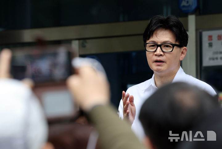  [부산=뉴시스] 하경민 기자 = 한동훈 전 국민의힘 대표가 지난 14일 부산 북구 만덕2동행정복지센터에서 전입신고를 한 뒤 소감을 밝히고 있다. 2026.04.14. yulnetphoto@newsis.com