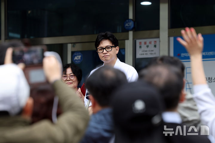  [부산=뉴시스] 하경민 기자 = 한동훈 전 국민의힘 대표가 14일 부산 북구 만덕2동행정복지센터에서 전입신고를 한 뒤 소감을 밝히고 있다. 2026.04.14. yulnetphoto@newsis.com