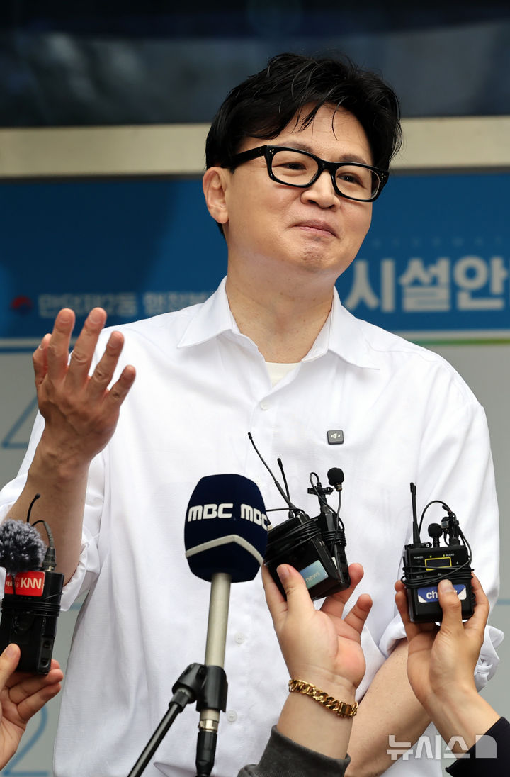  [부산=뉴시스] 하경민 기자 = 한동훈 전 국민의힘 대표가 14일 부산 북구 만덕2동행정복지센터에서 전입신고를 한 뒤 소감을 밝히고 있다. 2026.04.14. yulnetphoto@newsis.com