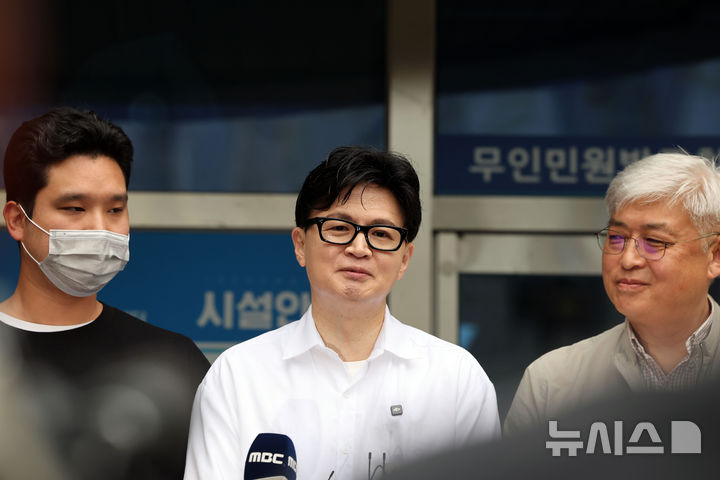  [부산=뉴시스] 하경민 기자 = 한동훈 전 국민의힘 대표가 14일 부산 북구 만덕2동행정복지센터에서 전입신고를 한 뒤 소감을 밝히고 있다. 2026.04.14. yulnetphoto@newsis.com