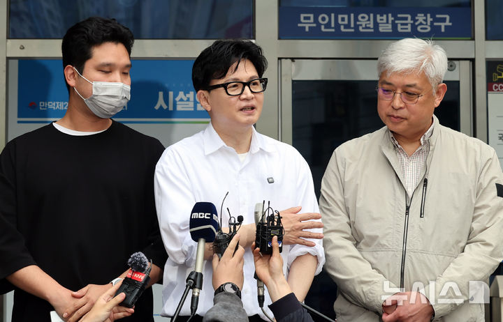  [부산=뉴시스] 하경민 기자 = 한동훈 전 국민의힘 대표가 14일 부산 북구 만덕2동행정복지센터에서 전입신고를 한 뒤 소감을 밝히고 있다. 2026.04.14. yulnetphoto@newsis.com