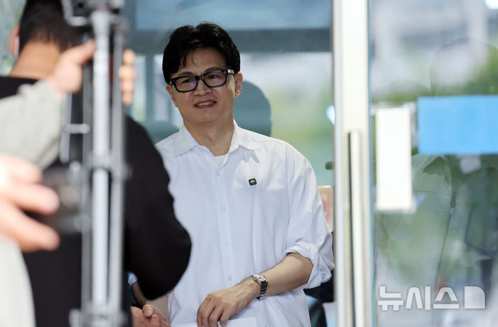  [부산=뉴시스] 하경민 기자 = 한동훈 전 국민의힘 대표가 14일 부산 북구 만덕2동행정복지센터에서 전입신고를 한 뒤 소감을 밝히고 있다. 2026.04.14. yulnetphoto@newsis.com