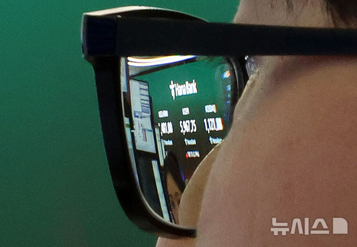 [서울=뉴시스] 조성우 기자 = 코스피가 전 거래일(5808.62)보다 159.13포인트(2.74%) 오른 5967.75에 장을 마감한 지난 14일 오후 서울 중구 하나은행 딜링룸에서 지수가 딜러 안경에 비치고 있다. 코스닥 지수는 전 거래일(1099.84)보다 22.04포인트(2.00%) 상승한 1121.88에 거래를 마쳤다. 원·달러 환율은 전 거래일(1489.3원)보다 8.1원 내린 1481.2원에 주간 거래를 마감했다. 2026.04.14. xconfind@newsis.com