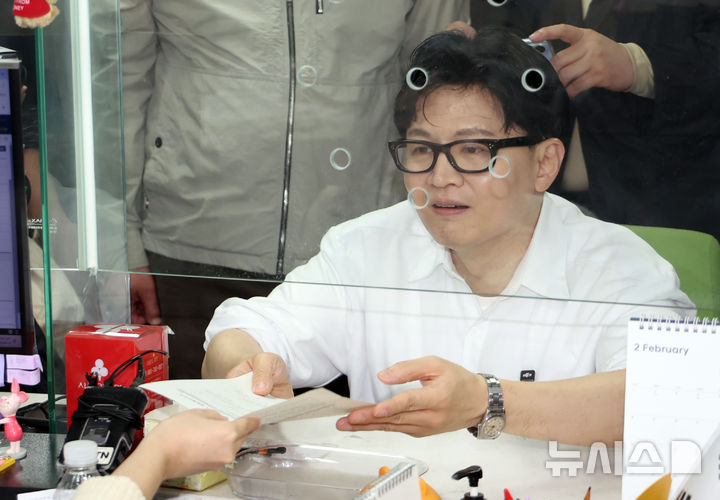  [부산=뉴시스] 하경민 기자 = 한동훈 전 국민의힘 대표가 14일 부산 북구 만덕2동행정복지센터에서 전입신고를 하고 있다. 2026.04.14. yulnetphoto@newsis.com