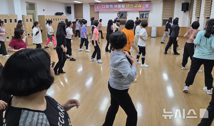 나주 빛가람건강생활지원센터가 운영하는 '줌바댄스 프로그램' (사진=나주시 제공) photo@newsis.com