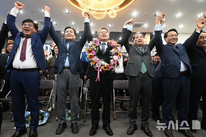 [광주=뉴시스] 이영주 기자 = 더불어민주당 전남광주통합특별시장 후보자가 결정된 14일 오후 더불어민주당 민형배(가운데) 전남광주통합특별시장 후보가 광주 서구 자신의 선거사무소에서 경선 승리를 축하하고 있다. 2026.04.14. leeyj2578@newsis.com