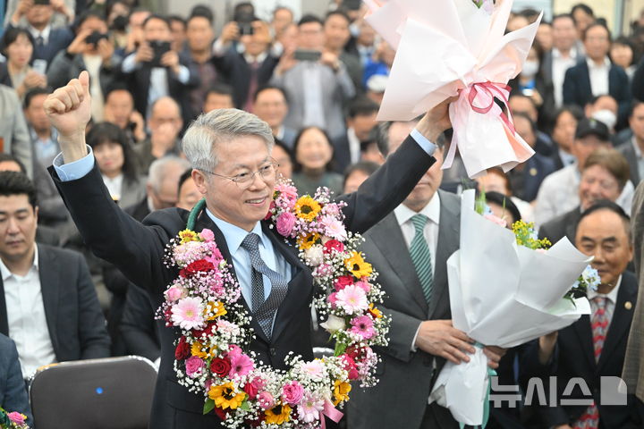[광주=뉴시스] 이영주 기자 = 더불어민주당 전남광주통합특별시장 후보자로 선출된 민형배 후보가 14일 오후 광주 서구 자신의 선거사무소에서 꽃목걸이를 걸고 만세하고 있다. 2026.04.14. leeyj2578@newsis.com
