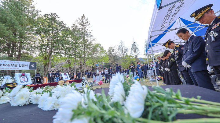 [서울=뉴시스] 김진아 기자 = 지난 12일 전남 완도 수산물 가공업체 냉동창고 화재 현장에서 순직한 故 박승원 소방경과 故 노태영 소방교의 안장식이 14일 오후 대전 유성구 국립대전현충원 소방관묘역에서 열려 권오을 국가보훈부 장관과 주요내빈들이 묵념을 하고 있다. (사진=국가보훈부 제공) 2026.04.14. photo@newsis.com *재판매 및 DB 금지