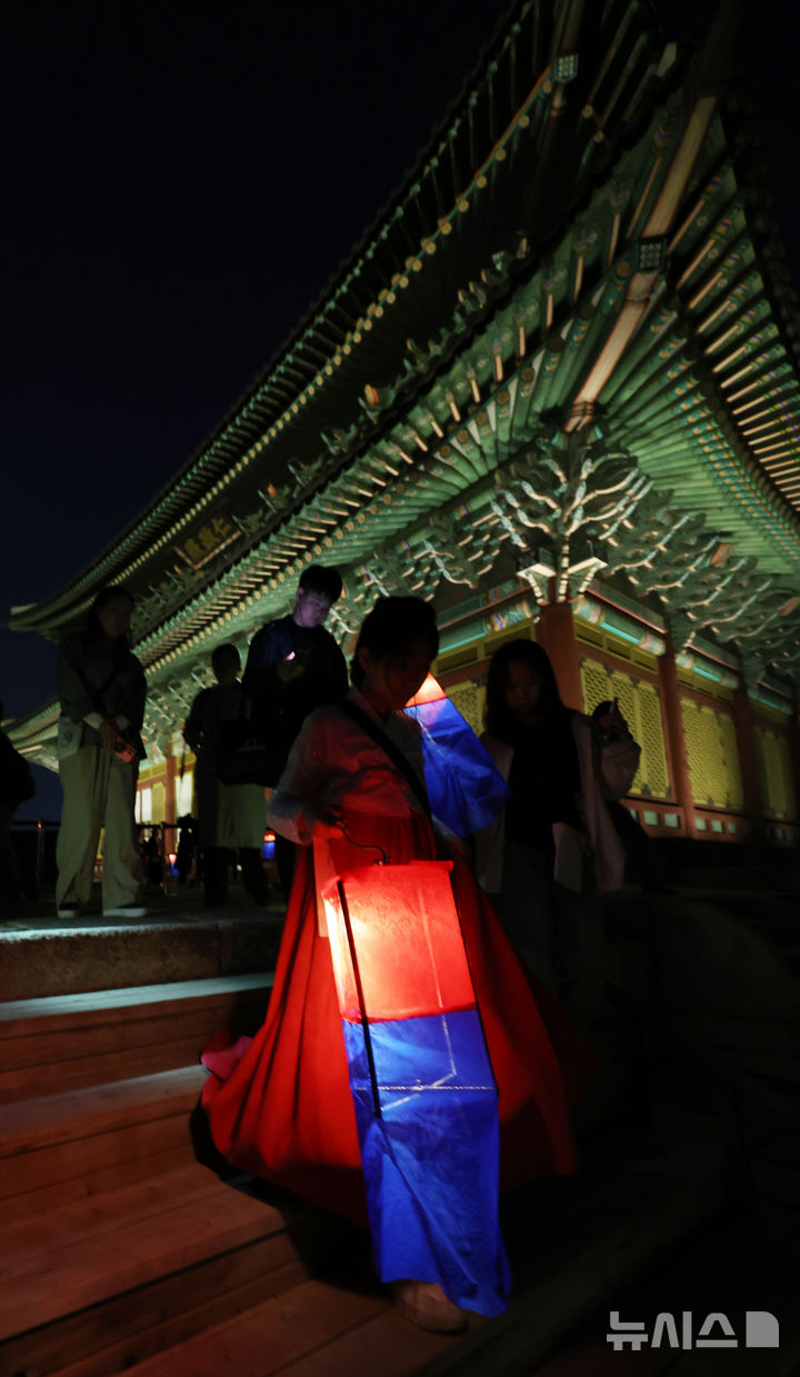 [서울=뉴시스] 박주성 기자 = 14일 오후 서울 종로구 창덕궁에서 열린 '2026 창덕궁 달빛기행' 사전행사에서 참석자들이 경내를 둘러보고 있다. 국가유산청 궁능유적본부와 국가유산진흥원은 4월 16일부터 5월 31일까지 '창덕궁 달빛기행' 행사를 개최한다. 매주 목요일부터 일요일까지 하루 6회 운영한다. 2026.04.14. park7691@newsis.com