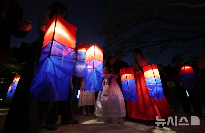 [서울=뉴시스] 박주성 기자 = 14일 오후 서울 종로구 창덕궁에서 열린 '2026 창덕궁 달빛기행' 사전행사에서 참석자들이 경내를 둘러보고 있다. 국가유산청 궁능유적본부와 국가유산진흥원은 4월 16일부터 5월 31일까지 '창덕궁 달빛기행' 행사를 개최한다. 매주 목요일부터 일요일까지 하루 6회 운영한다. 2026.04.14. park7691@newsis.com