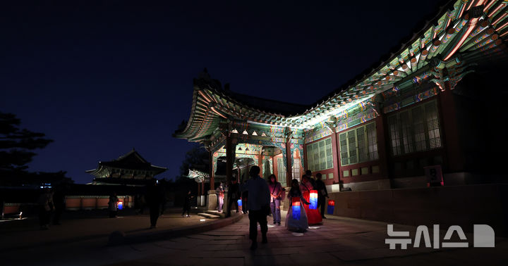 [서울=뉴시스] 박주성 기자 = 14일 오후 서울 종로구 창덕궁에서 열린 '2026 창덕궁 달빛기행' 사전행사에서 참석자들이 경내를 둘러보고 있다. 국가유산청 궁능유적본부와 국가유산진흥원은 4월 16일부터 5월 31일까지 '창덕궁 달빛기행' 행사를 개최한다. 매주 목요일부터 일요일까지 하루 6회 운영한다. 2026.04.14. park7691@newsis.com