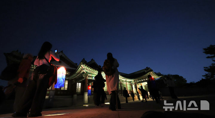 [서울=뉴시스] 박주성 기자 = 14일 오후 서울 종로구 창덕궁에서 열린 '2026 창덕궁 달빛기행' 사전행사에서 참석자들이 경내를 둘러보고 있다. 국가유산청 궁능유적본부와 국가유산진흥원은 4월 16일부터 5월 31일까지 '창덕궁 달빛기행' 행사를 개최한다. 매주 목요일부터 일요일까지 하루 6회 운영한다. 2026.04.14. park7691@newsis.com
