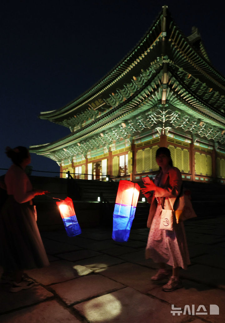 [서울=뉴시스] 박주성 기자 = 14일 오후 서울 종로구 창덕궁에서 열린 '2026 창덕궁 달빛기행' 사전행사에서 참석자들이 경내를 둘러보고 있다. 국가유산청 궁능유적본부와 국가유산진흥원은 4월 16일부터 5월 31일까지 '창덕궁 달빛기행' 행사를 개최한다. 매주 목요일부터 일요일까지 하루 6회 운영한다. 2026.04.14. park7691@newsis.com
