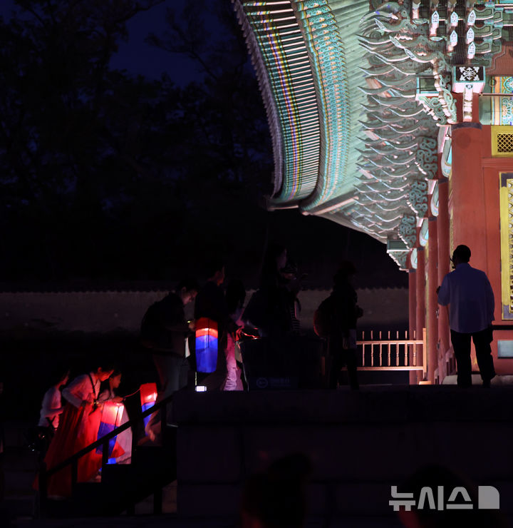 [서울=뉴시스] 박주성 기자 = 14일 오후 서울 종로구 창덕궁에서 열린 '2026 창덕궁 달빛기행' 사전행사에서 참석자들이 경내를 둘러보고 있다. 국가유산청 궁능유적본부와 국가유산진흥원은 4월 16일부터 5월 31일까지 '창덕궁 달빛기행' 행사를 개최한다. 매주 목요일부터 일요일까지 하루 6회 운영한다. 2026.04.14. park7691@newsis.com
