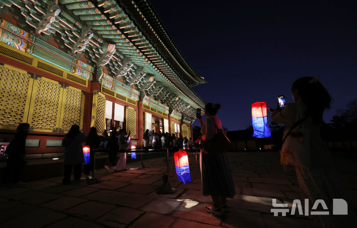 [서울=뉴시스] 박주성 기자 = 14일 오후 서울 종로구 창덕궁에서 열린 '2026 창덕궁 달빛기행' 사전행사에서 참석자들이 경내를 둘러보고 있다. 국가유산청 궁능유적본부와 국가유산진흥원은 4월 16일부터 5월 31일까지 '창덕궁 달빛기행' 행사를 개최한다. 매주 목요일부터 일요일까지 하루 6회 운영한다. 2026.04.14. park7691@newsis.com