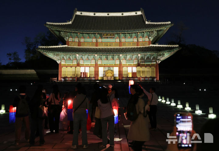 [서울=뉴시스] 박주성 기자 = 14일 오후 서울 종로구 창덕궁에서 열린 '2026 창덕궁 달빛기행' 사전행사에서 참석자들이 경내를 둘러보고 있다. 국가유산청 궁능유적본부와 국가유산진흥원은 4월 16일부터 5월 31일까지 '창덕궁 달빛기행' 행사를 개최한다. 매주 목요일부터 일요일까지 하루 6회 운영한다. 2026.04.14. park7691@newsis.com
