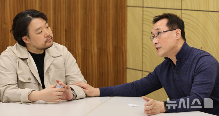 [서울=뉴시스] 박주성 기자 = 국립오페라단 오페라 '베르테르' 박종원(오른쪽) 연출과 베르테르 역의 테너 이범주가 14일 오후 서울 서초구 예술의전당 N스튜디오 회의실에서 뉴시스와 인터뷰를 하고 있다. 2026.04.14. park7691@newsis.com