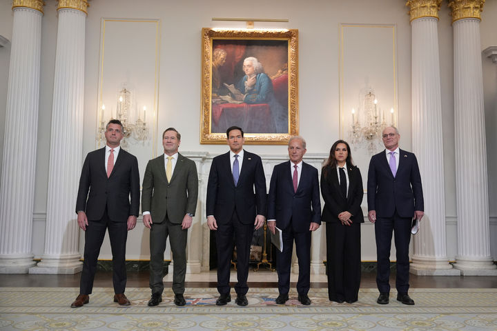 [워싱턴=AP/뉴시스] 사진은 14일(현지 시간) 미국 워싱턴 국무부에서 열린 레바논·이스라엘 회담에 앞서 마이크 니덤 미 국무부 고문(왼쪽부터), 마이크 왈츠 주유엔 미국대사, 마코 루비오 국무장관, 미셸 이사 레바논 주재 미국대사, 나다 하마데 모아와드 주미 레바논 대사, 예키엘 라이터 주미 이스라엘 대사가 기념촬영을 하는 모습. 2026.04.15. photo@newsis.com