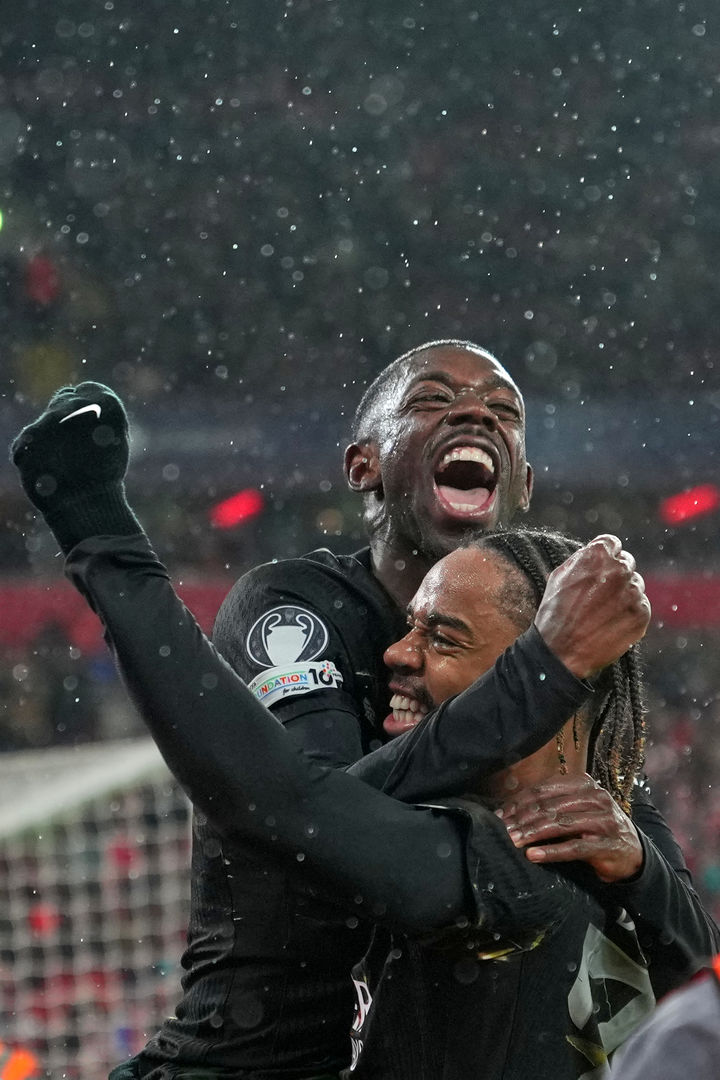 [리버풀=AP/뉴시스] 파리 생제르맹(PSG, 프랑스)의 우스만 뎀벨레(위)가 14일(현지 시간) 영국 리버풀의 안필드에서 열린 2025-26 유럽축구연맹(UEFA) 챔피언스리그(UCL) 8강 2차전 리버풀과 경기 후반 추가시간 쐐기 골을 넣고 브래들리 바르콜라와 함께 환호하고 있다. 뎀벨레는 멀티 골을 기록하며 팀의 2-0 승리를 이끌었고, PSG는 1,2차전 합산 4-0으로 UCL 4강에 올랐다. 이강인은 출전하지 않았다. 2026.04.15.