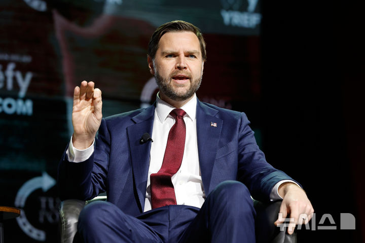 [애선스=AP/뉴시스] JD 밴스 미국 부통령이 14일(현지 시간) 미 조지아주 애선스의 조지아대학교에서 열린 우파단체 '터닝포인트 USA' 행사에서 발언하고 있다. 밴스 부통령은 “(도널드 트럼프) 대통령은 이란과 작은 합의가 아닌 '그랜드바겐'(grand bargain·포괄적 합의)을 원한다"라고 말했다. 2024.04.15.