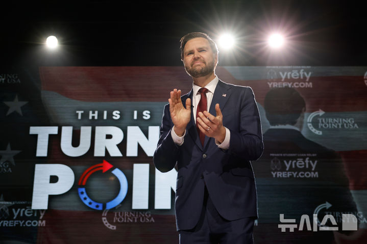 [애선스=AP/뉴시스] JD 밴스 미국 부통령이 14일(현지 시간) 미 조지아주 애선스의 조지아대학교에서 열린 우파단체 '터닝포인트 USA' 행사에 참석하고 있다. 2024.04.15.