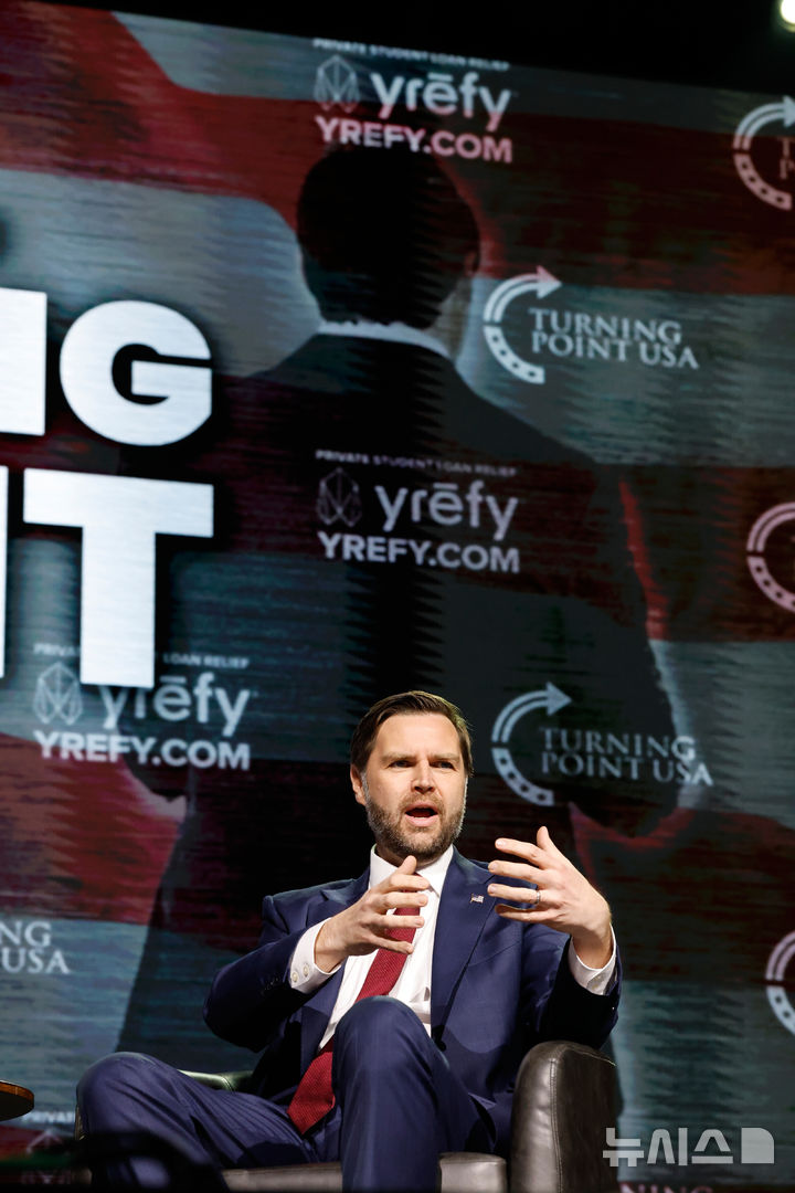 [애선스=AP/뉴시스] JD 밴스 미국 부통령이 14일(현지 시간) 미 조지아주 애선스의 조지아대학교에서 열린 우파단체 '터닝포인트 USA' 행사에서 발언하고 있다. 밴스 부통령은 “(도널드 트럼프) 대통령은 이란과 작은 합의가 아닌 '그랜드바겐'(grand bargain·포괄적 합의)을 원한다"라고 말했다. 2024.04.15.