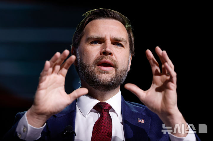 [애선스=AP/뉴시스] JD 밴스 미국 부통령이 14일(현지 시간) 미 조지아주 애선스의 조지아대학교에서 열린 우파단체 '터닝포인트 USA' 행사에서 발언하고 있다. 밴스 부통령은 “(도널드 트럼프) 대통령은 이란과 작은 합의가 아닌 '그랜드바겐'(grand bargain·포괄적 합의)을 원한다"라고 말했다. 2024.04.15.