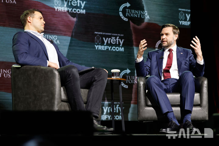[애선스=AP/뉴시스] JD 밴스 미국 부통령이 14일(현지 시간) 미 조지아주 애선스의 조지아대학교에서 열린 우파단체 '터닝포인트 USA' 행사에서 발언하고 있다. 밴스 부통령은 “(도널드 트럼프) 대통령은 이란과 작은 합의가 아닌 '그랜드바겐'(grand bargain·포괄적 합의)을 원한다"라고 말했다. 2024.04.15.