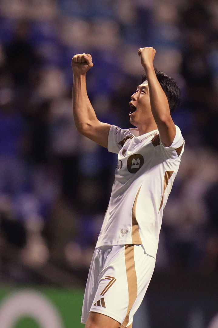 [푸에블라=AP/뉴시스] LA FC의 손흥민이 14일(현지 시간) 멕시코 푸에블라의 에스타디오 쿠아우테목에서 열린 2026 북중미카리브해축구연맹(CONCACAF) 챔피언스컵 8강 2차전 크루즈 아술과 경기 종료 후 환호하고 있다. LA FC는 후반 추가시간 드니 부앙가의 동점 골로 1-1로 비겨 1,2차전 합계 4-1로 승리하고 4강에 올랐다. 2026.04.15.