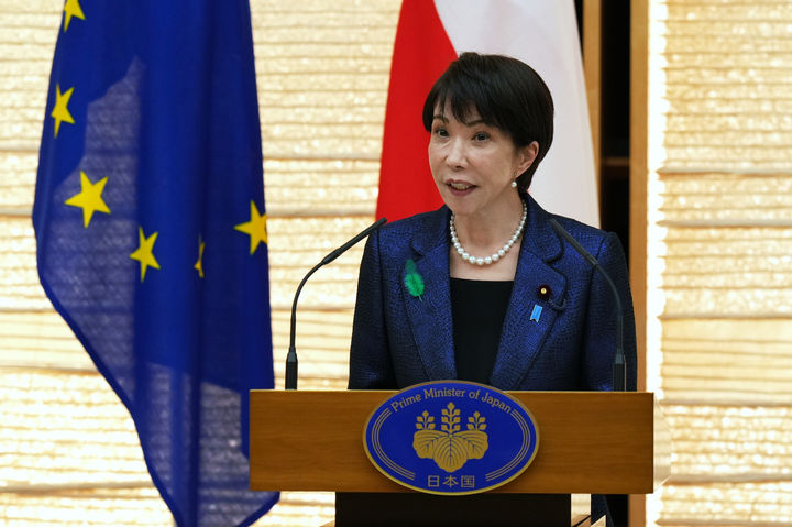 [도쿄=AP/뉴시스]다카이치 사나에(高市早苗) 일본 총리는 27일 유가 급등 등 중동 정세 대응을 위한 추가경정예산, 에너지 절약책은 생각하지 않고 있다고 밝혔다. 사진은 다카이치 총리가 지난 15일 도쿄 총리 관저에서 도날트 투스크 폴란드 총리와 공동 기자회견을 가지고 발언하고 있는 모습. 2026.04.27.